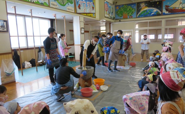 みんなで　おもちつきをしました